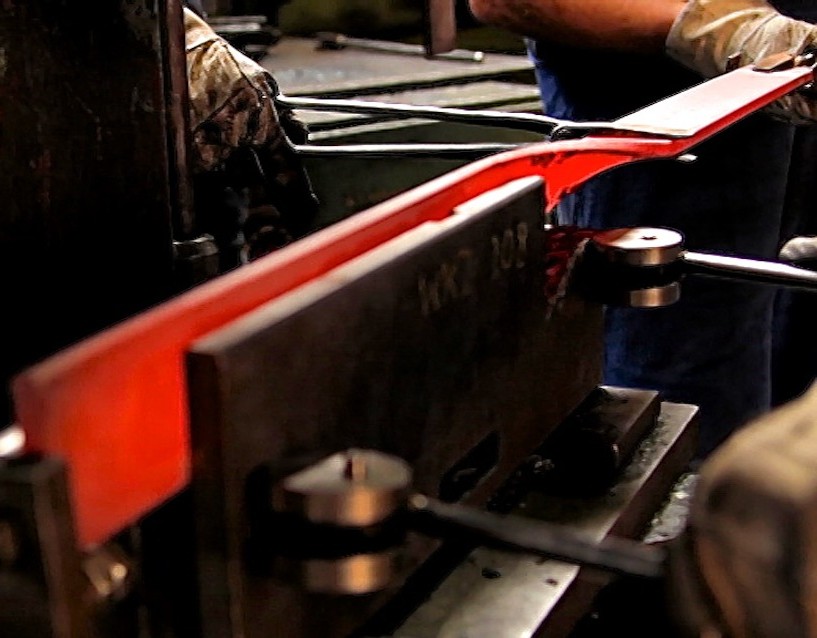 Glühender, frisch gebogener Federzinken in der Warmumformung der Agrartechnik Paul Plate GmbH in Hagen